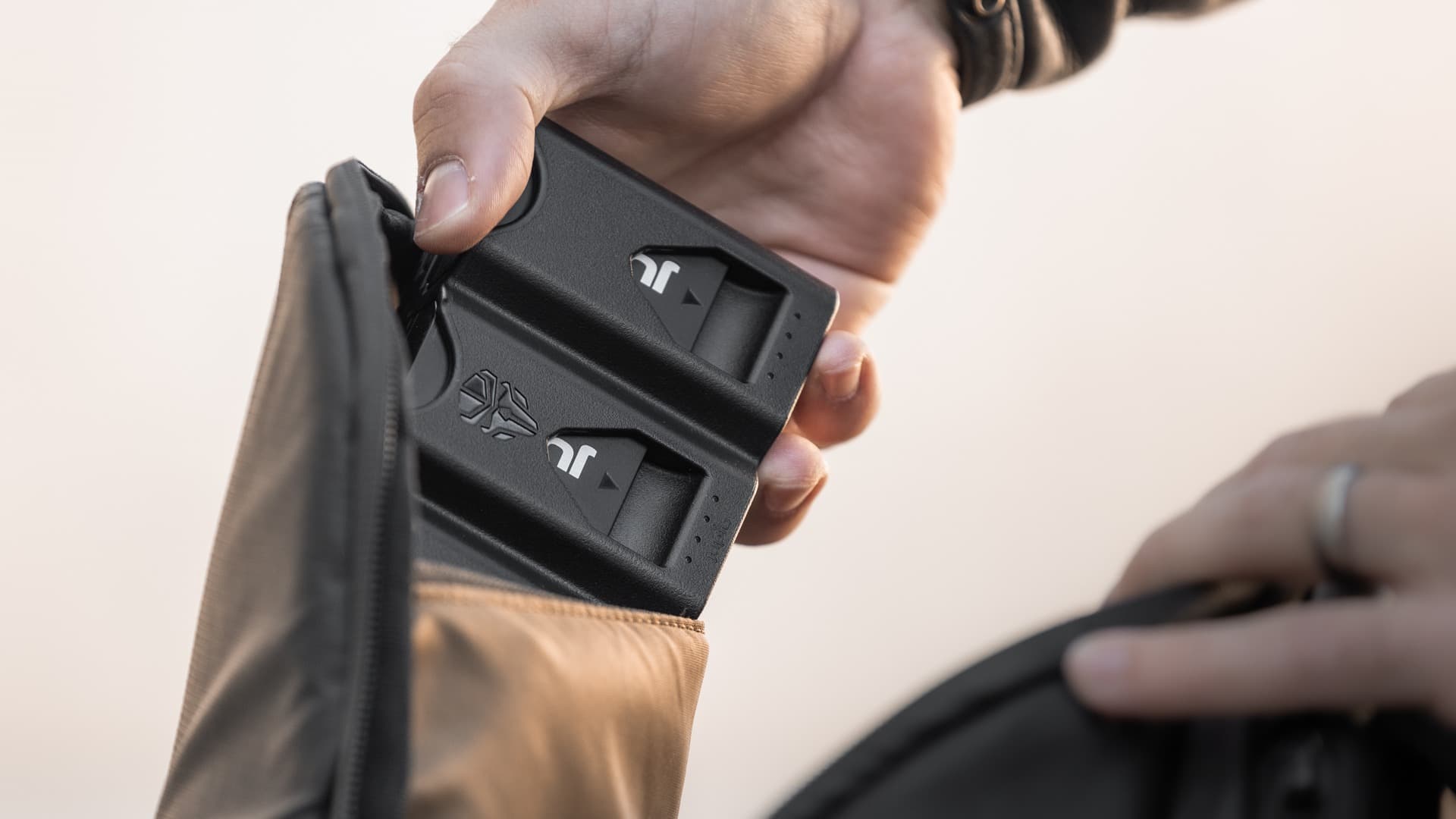 Ładowarka Jupio x Pr1me Gear Tri-Charge do NP-FZ100