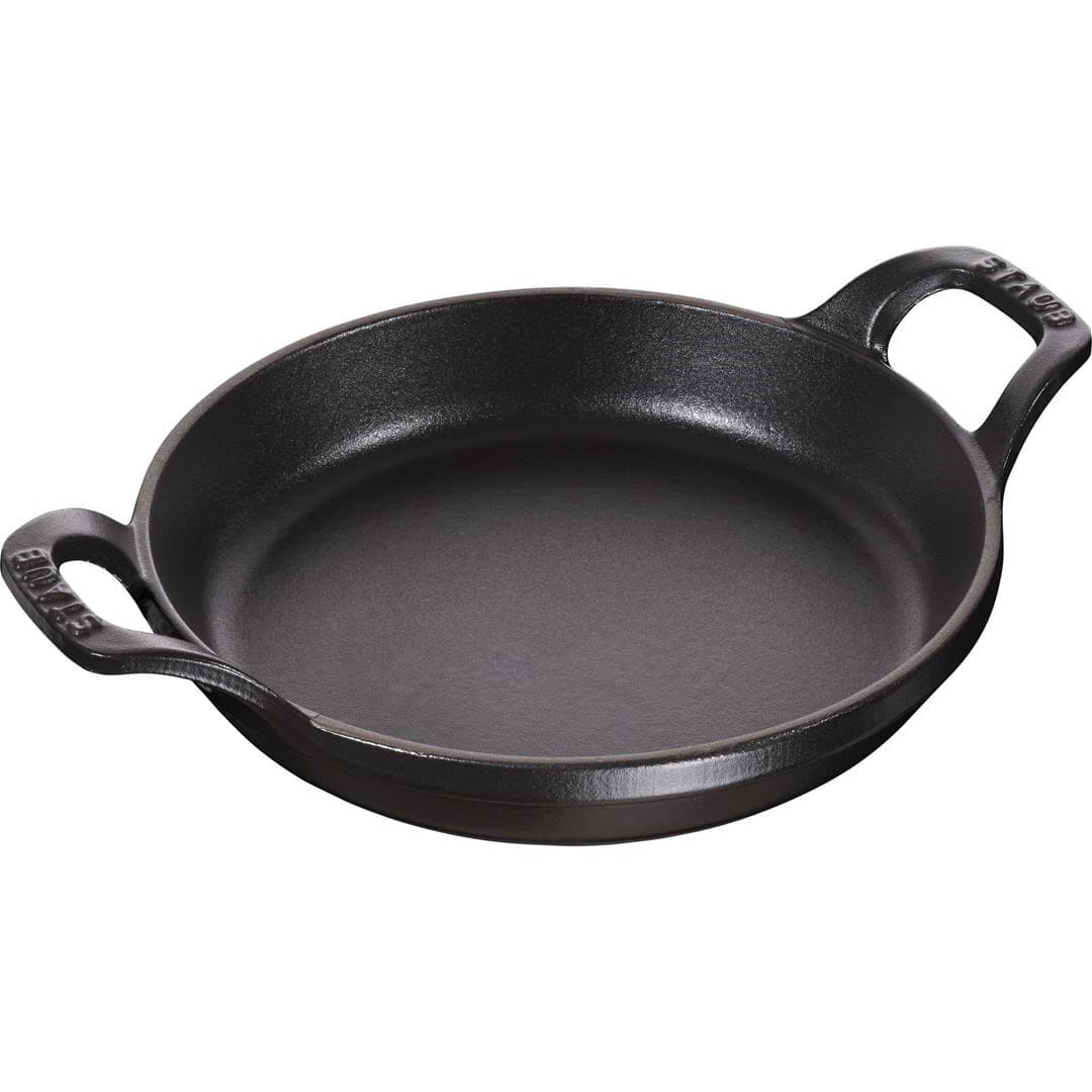 Okrągłe naczynie żeliwne Staub 16 cm - czarne, idealne do zapiekania
